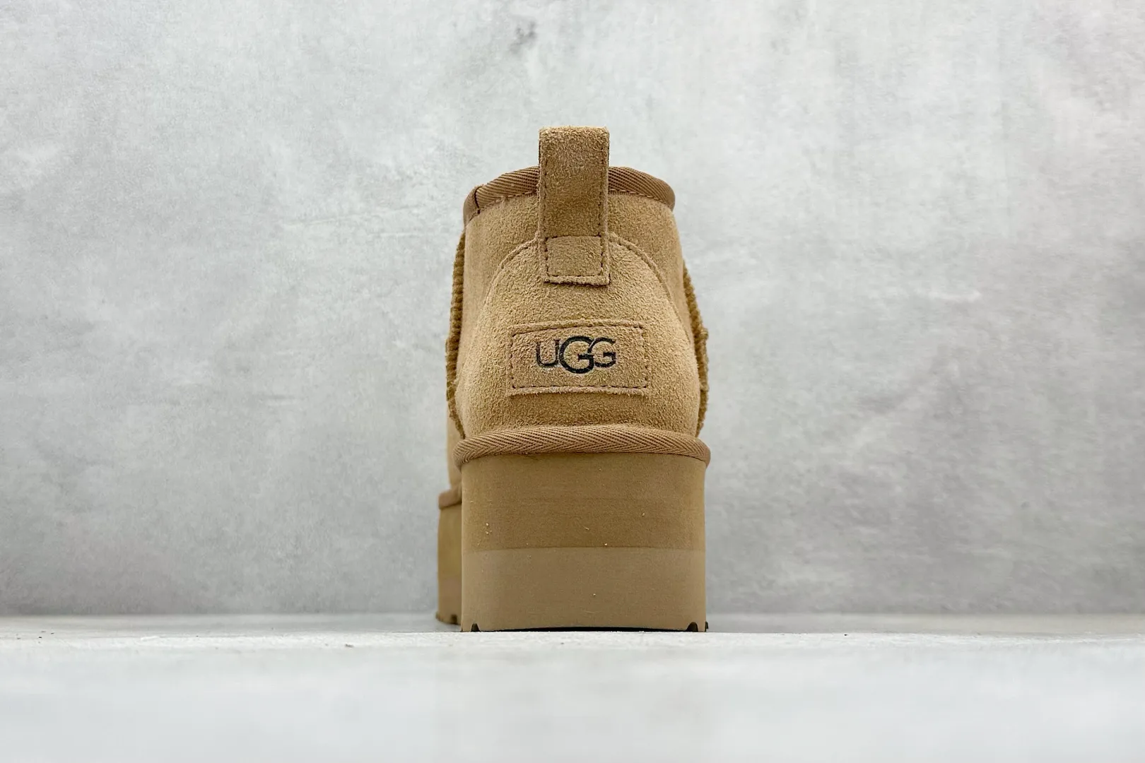 🐲💰 520 supports stores. The top version on the market UGG Mini thick-soled short tube 5cm. Xiaohongshu's hot model. Produced by a major foreign trade factory in Guangzhou. The toe box and the insole are all made of genuine sheep fur. Independent outer box packaging. Chip. With waterproof technology. Different from any version on the market. 5cm thick sole. Independent original development of outsole. Cashmere insole. It is a very suitable choice for going out in winter and at home. In the new year, uug has launched a style series, which is partially biased towards the preferences of young consumers. It has also moved to the forefront of fashion trends. Shoe body material: water-repellent coated suede upper, 17 mm UGGPURE™ implanted wool insole, lightweight non-slip comfortable rubber outsole, brand LOGO trademark, complete package, item number: 1135092, size: 35 36 37 38 39 40